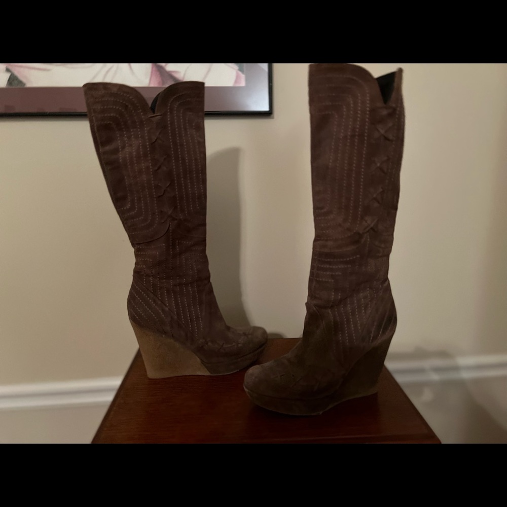 Beautiful European brown suede detailed leather boots.